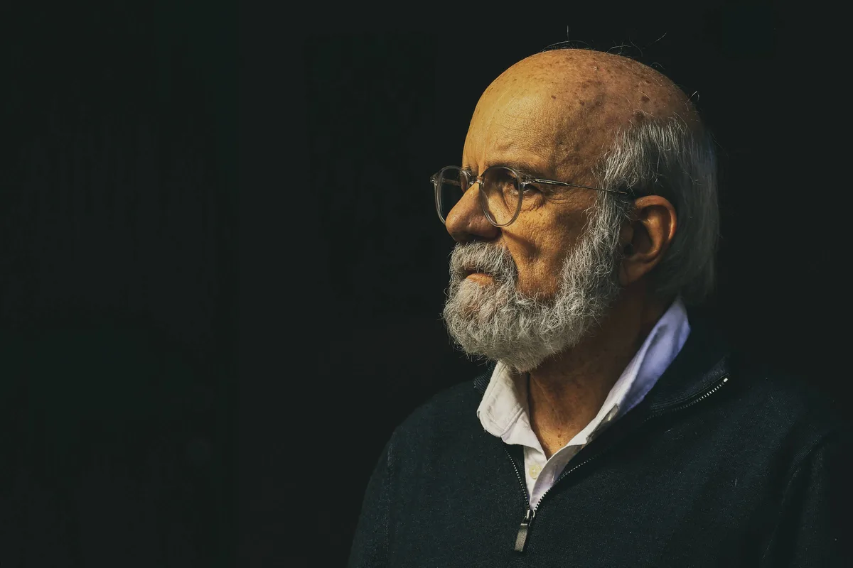 'A perda de um filho nos deixa semimortos': autor homenageia filha em 'Elogio à Saudade'