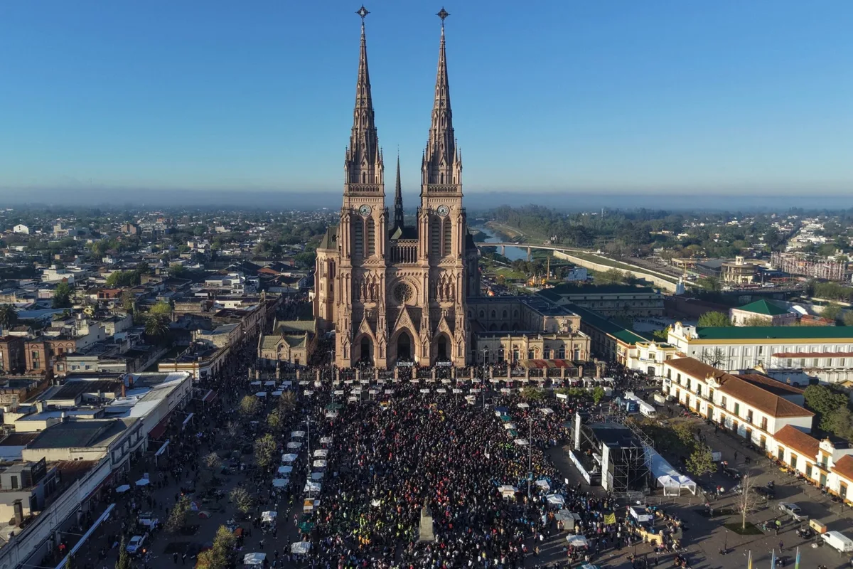 Expectativa por el Papa: denuncian estafas de $500.000 por falsas reservas en hoteles de Luján y alertan por sobreprecios