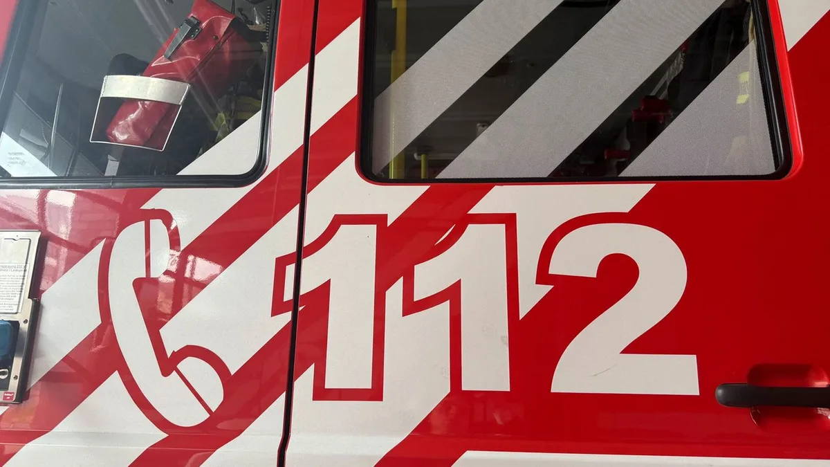 Feuerwehr-Einsatz: Gebäudekomplex in Gardelegen brennt – Warnung für Anwohner