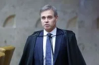 Moraes autoriza Flávio e Carlos Bolsonaro a visitar Filipe Martins