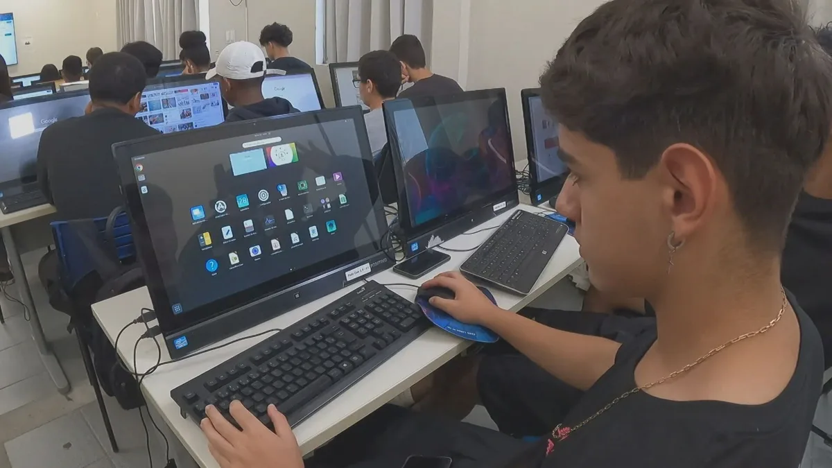 70% dos jovens trabalham e 32% conciliam emprego e estudos no Brasil, diz pesquisa