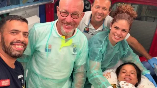 Bebé nasce em ambulância dos Bombeiros de Albufeira: "Único e especial"