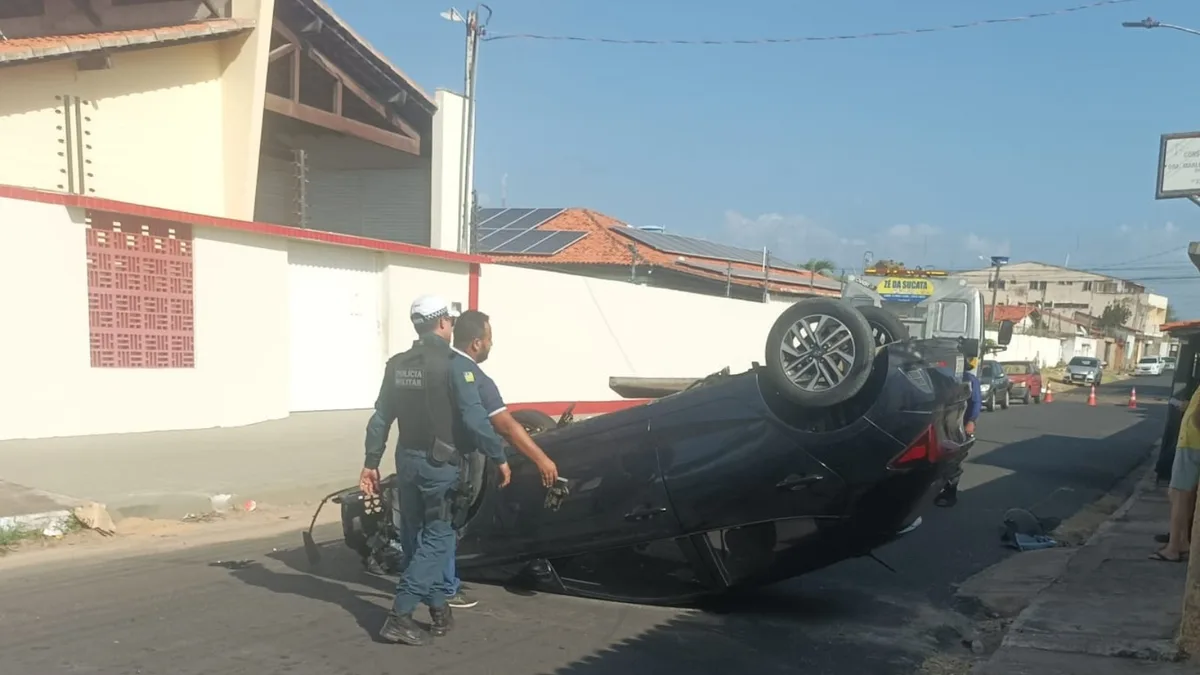 Motorista bate em carro estacionado e capota em Parnaíba, no litoral do Piauí
