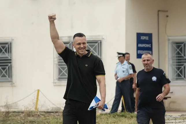 Attaque au couteau, saluts nazis : en Grèce, “le fascisme refait surface”