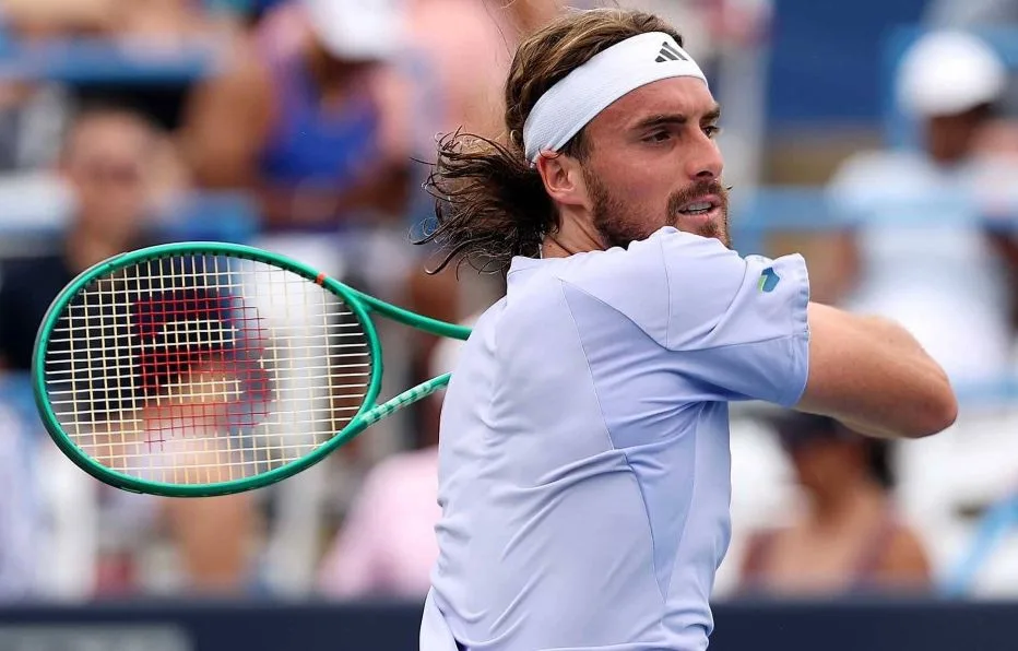 Tsitsipas volta à 3ª fase após cinco anos e faz tira-teima com Lehecka
