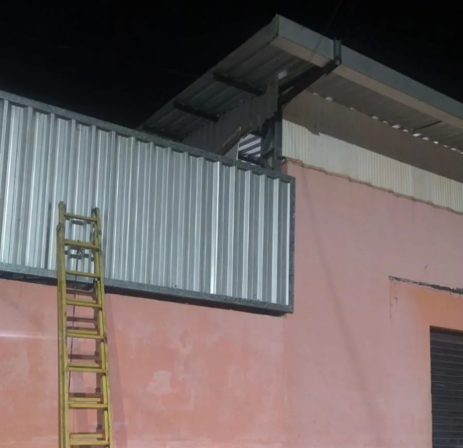 Supermercado em Caroebe é furtado após suspeito abrir buraco no teto