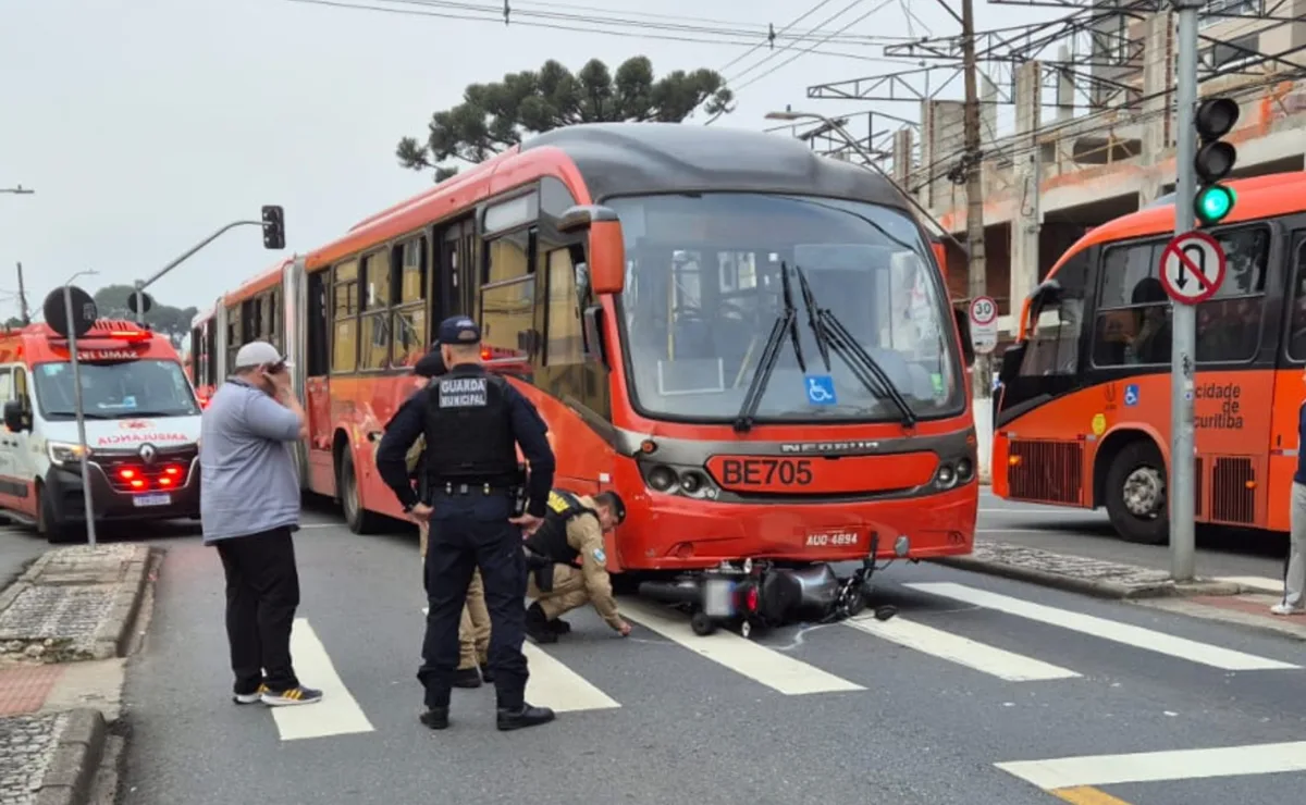 Imagens fortes! Câmera de segurança flagra acidente entre motocicleta e ônibus biarticulado no Portão