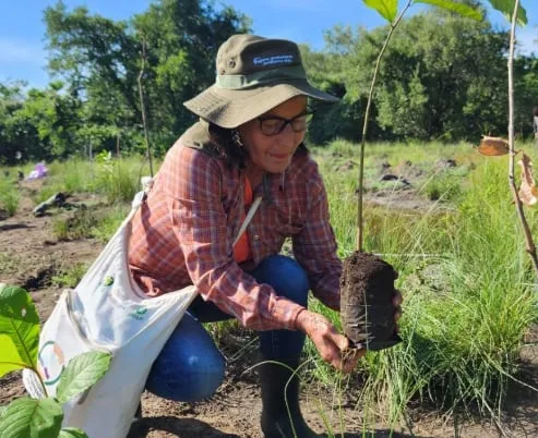 Comunidades salvadoreñas implementan monitoreo climático y huertos para enfrentar la sequía en el campo