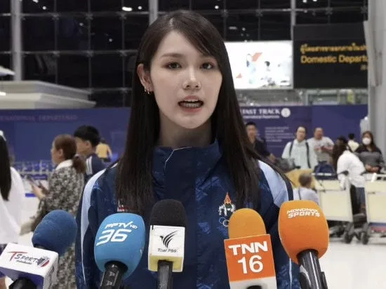 "태국 공주 떴다"…19세 배드민턴 스타, 日 나고야 공항 인터뷰 싹쓸이