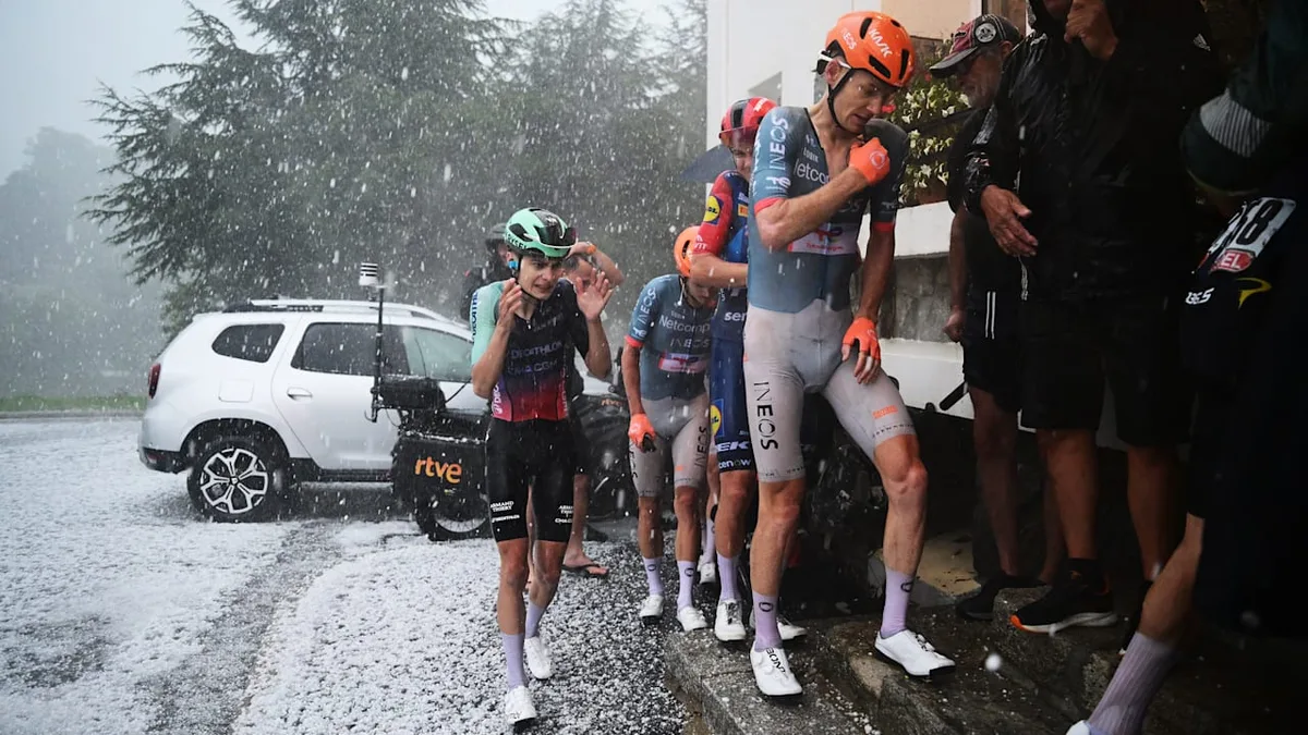 Frierende Radprofis suchen Schutz - Unwetter-Chaos! Vuelta-Etappe abgebrochen