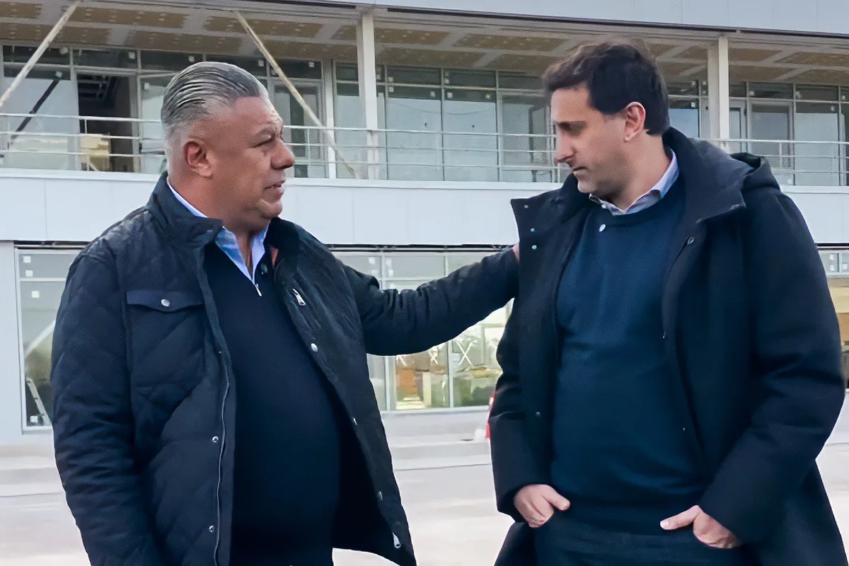 Chiqui Tapia visitó el predio de Racing y respaldó a Diego Milito, que hace poco había sido muy crítico con la AFA