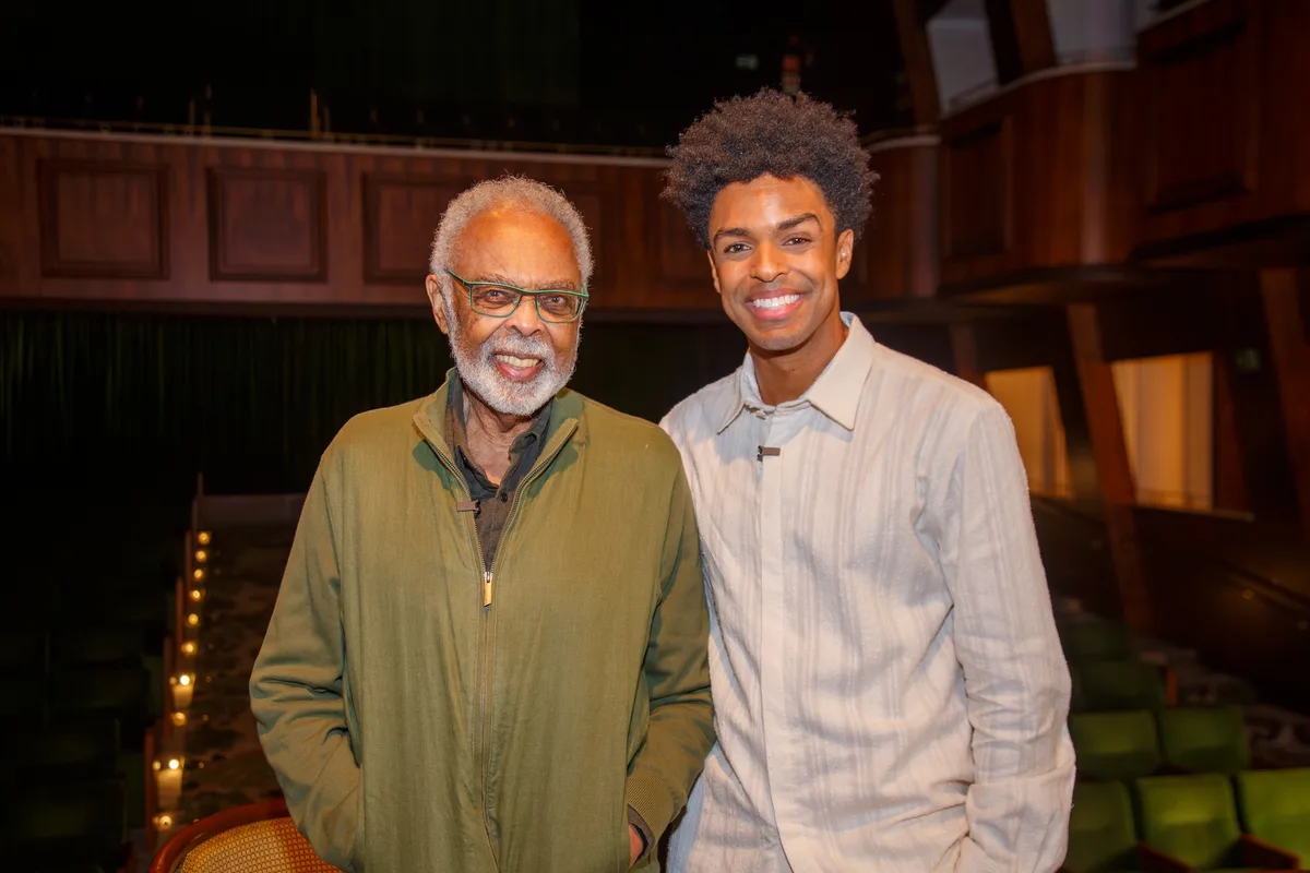 Gui Ventura fugia do quartel para ser artista e agora vive Gilberto Gil no teatro