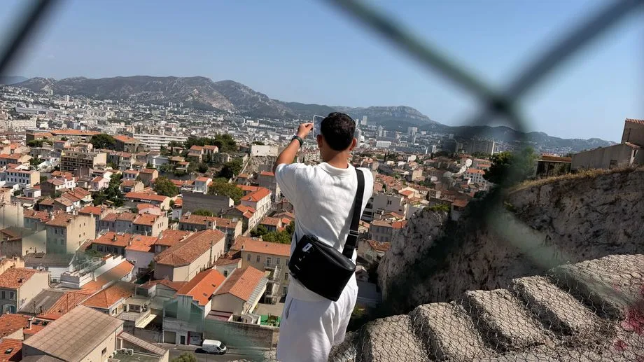 "Il va y avoir un mort" : à Marseille, des touristes frôlent la chute pour une photo d'un terrain à l'effigie de Jul