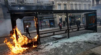 França a ferro e fogo. Macron promete país unido contra "semeadores do caos"