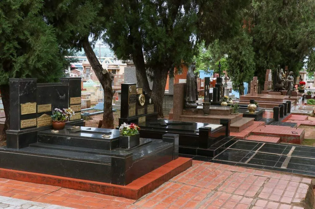 Nome social em lápides vira lei com multa de R$ 16,2 mil