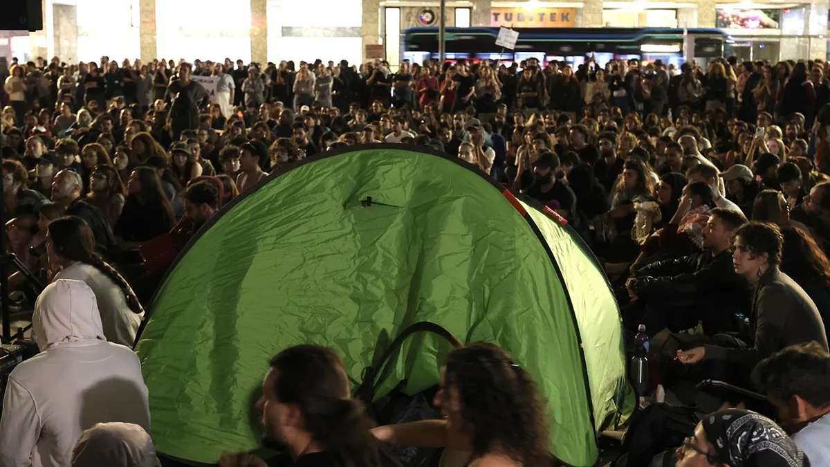 "Vamos ficar hoje, amanhã e até quando for preciso.": Manifestantes no Porto decidem voltar a acampar na Praça D .João I