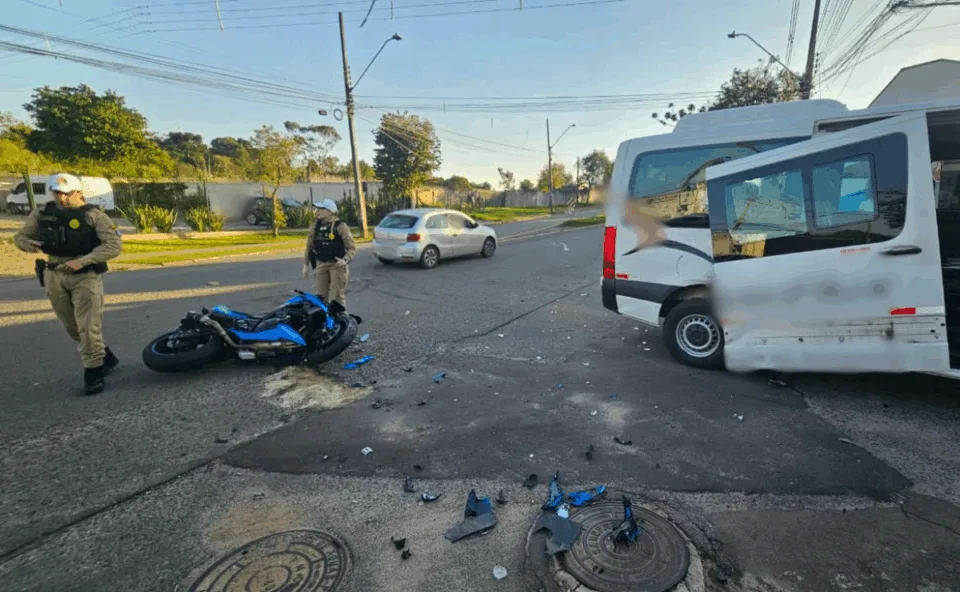 Motociclista tem pé amputado e diversas fraturas pelo corpo ao colidir contra lateral de van na CIC, em Curitiba