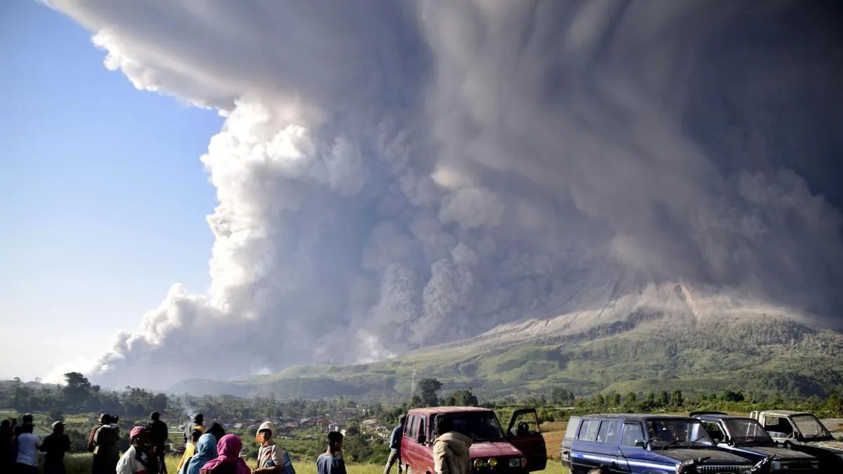 Indonesian volcano erupts, ash sent 3500m into the air