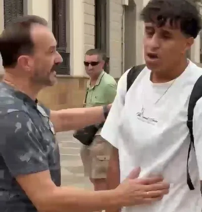 "Vete a tu país": un manifestante agrede a un periodista ceutí que confundió con un migrante durante la protesta por la visita de Elma Saiz