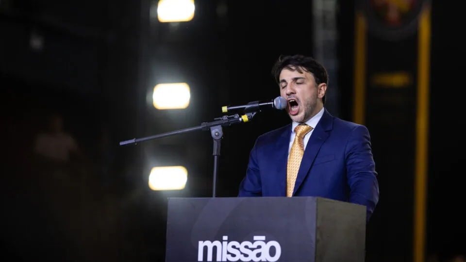 Suspensão de campanha eleitoral de Renan Santos reforça perfil de candidato antissistema