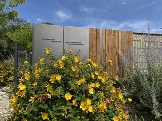 Cette clôture de jardin innovante permet de faire des économies : elle récupère l’eau de pluie et la stocke