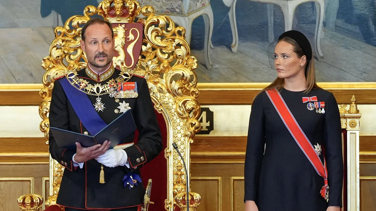 Haakon VIII jura como Rey ante el parlamento de Noruega con la princesa Ingrid a su lado, haciendo historia