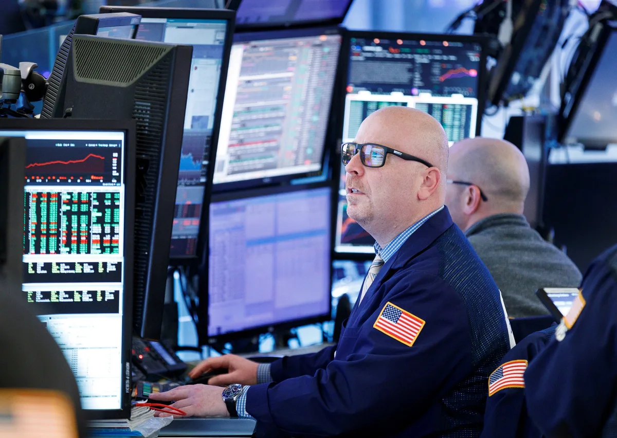 Las bolsas europeas cerraron en rojo y Wall Street opera en baja mientras el dólar se debilita y el crudo se dispara