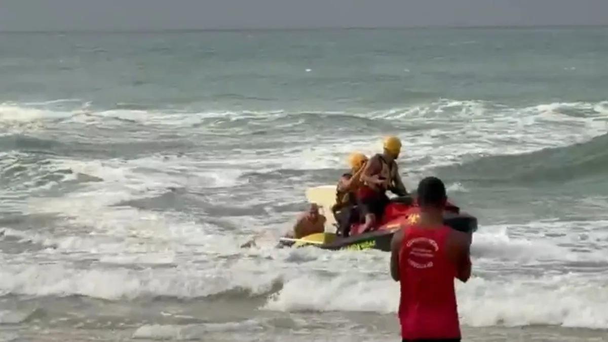 Dez banhistas são resgatados no mar na Barra da Tijuca durante manhã de ventos fortes no Rio