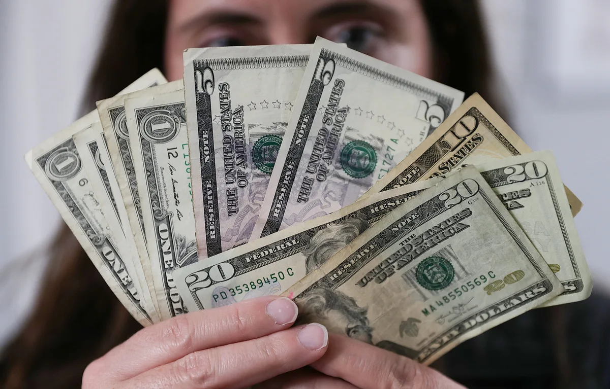 Las remesas a El Salvador desaceleran su crecimiento y caen 1% interanual en julio