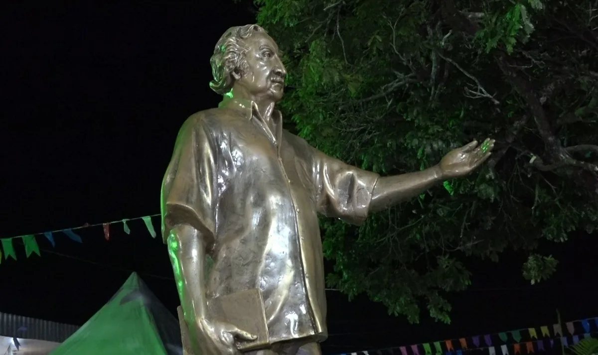 Busto de Jorge Amado é recolocado em praça de distrito na BA após ser alvo de vandalismo e passar por restauração