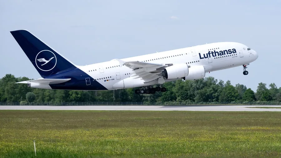 Luftfahrt: A380 der Lufthansa setzt am Flughafen München vor Landebahn auf