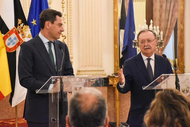 Moreno exige la devolución de los migrantes de Ceuta y Vox avisa contra el reparto de menores: "Nos opondremos por tierra, mar y aire"