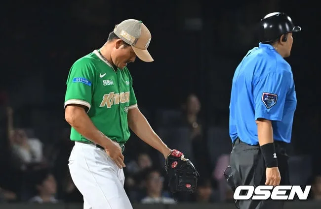'충격' ERA 21.60 어쩌나...25억 FA 투수, 결국 1군 말소 "계속 던져봤자 좋은 피칭 안 나올거라"