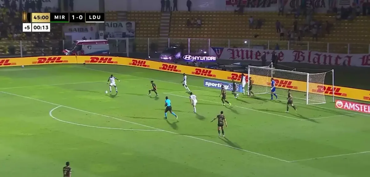 Que chance! Atacante da LDU fica com o gol aberto, mas acerta a trave e perde gol incrível