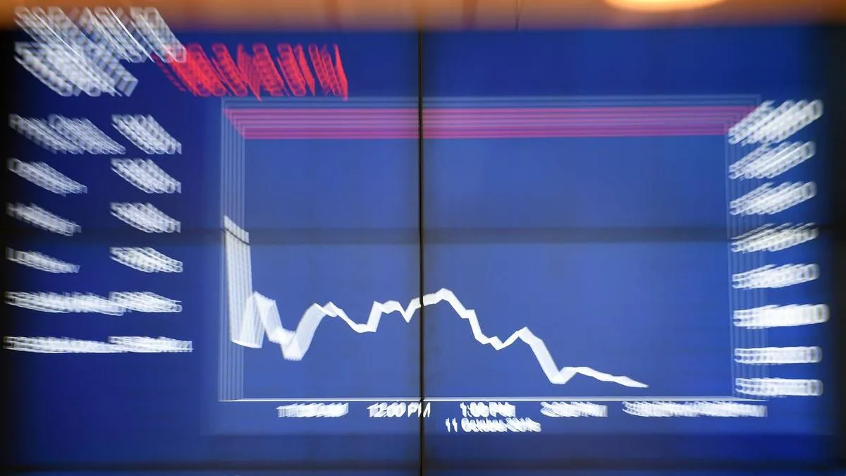 Australian shares dip as banks ramp up rate-hike bets