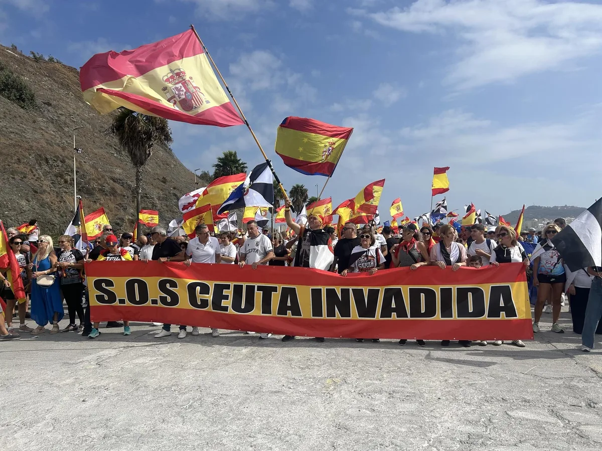 Más de 1.000 ceutíes marchan hacia la frontera para exigir su protección: "Marruecos, canalla, esto es de los caballas"