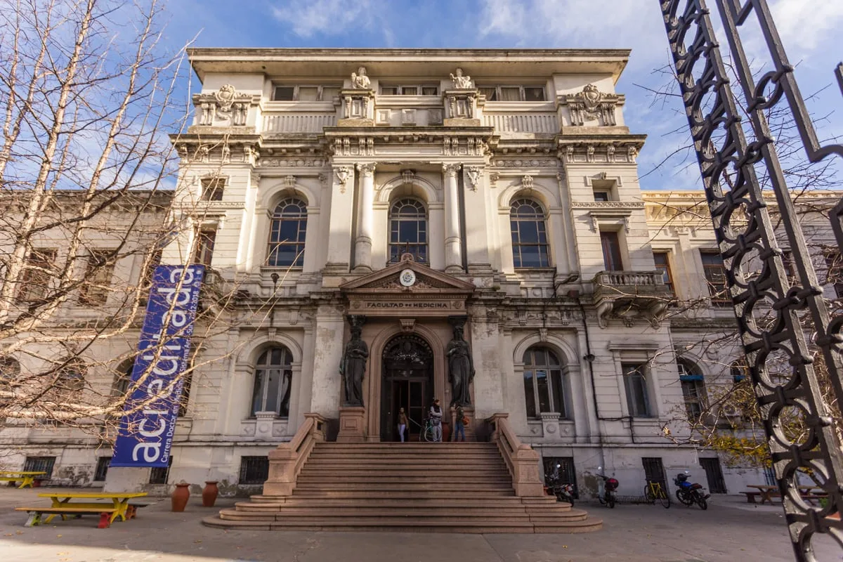Una estudiante de 19 años fue apuñalada por un compañero en la Facultad de Medicina de Uruguay