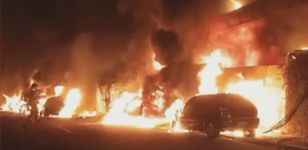Incêndio em galpão de recicláveis destrói 15 carros na Zona Sul de SP