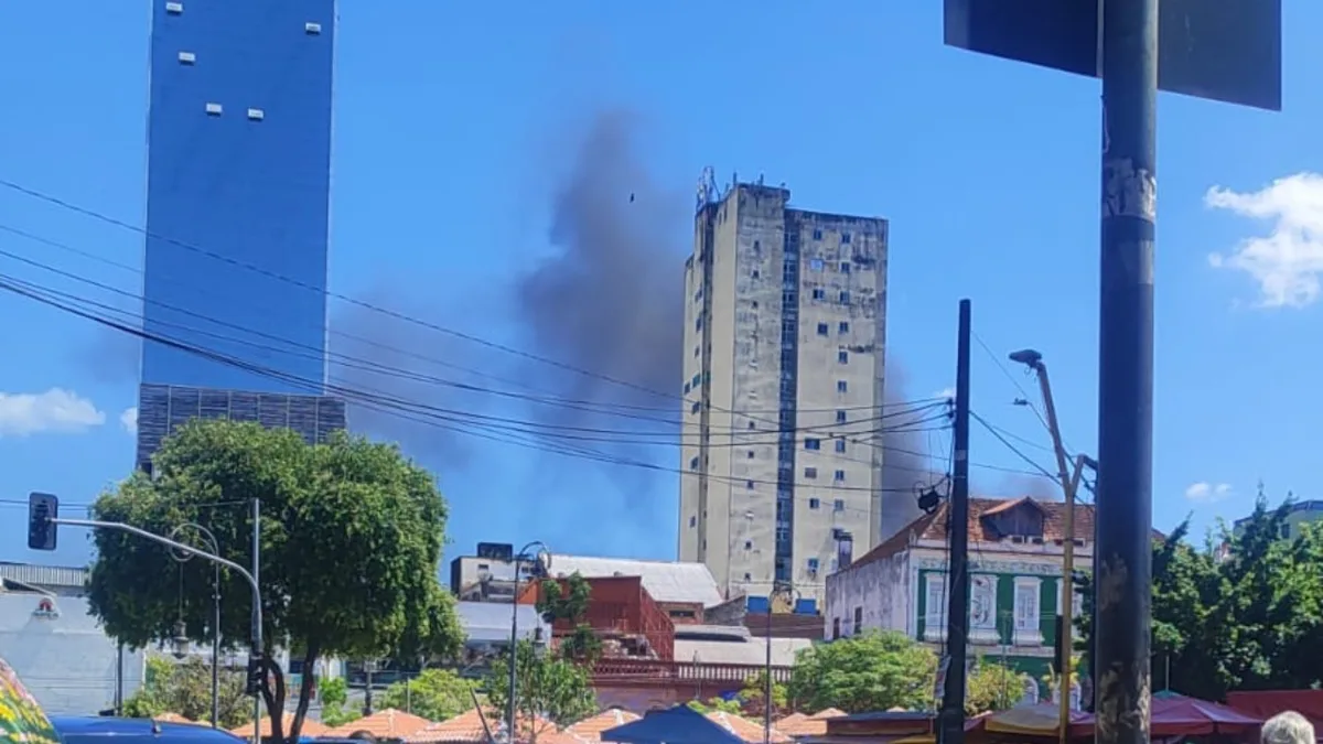 VÍDEOS: Incêndio atinge loja no Centro de Manaus; responsável por prédio diz que fogo começou após curto-circuito