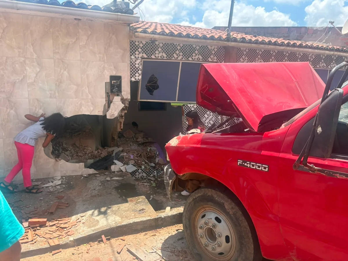 Caminhão carregado de tijolos desce ladeira e atinge duas casas em Dona Inês, na PB