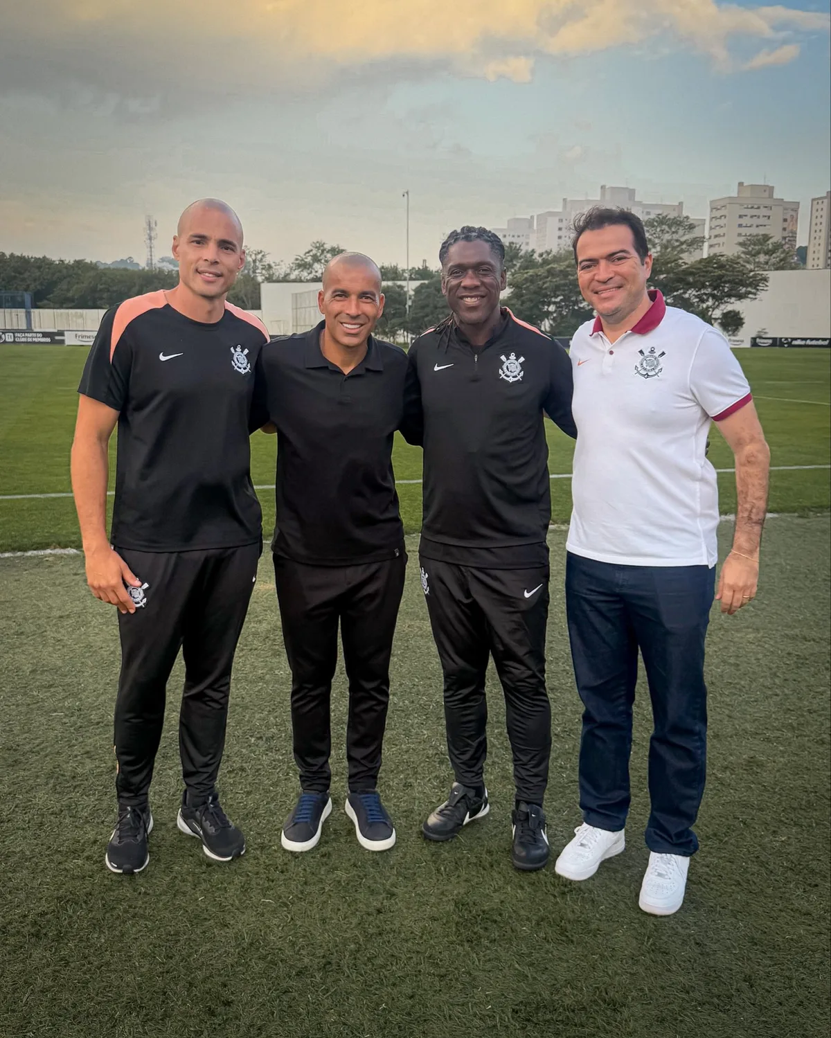 Treino do Corinthians: Emerson Sheik visita elenco em segundo dia de trabalho de Seedorf