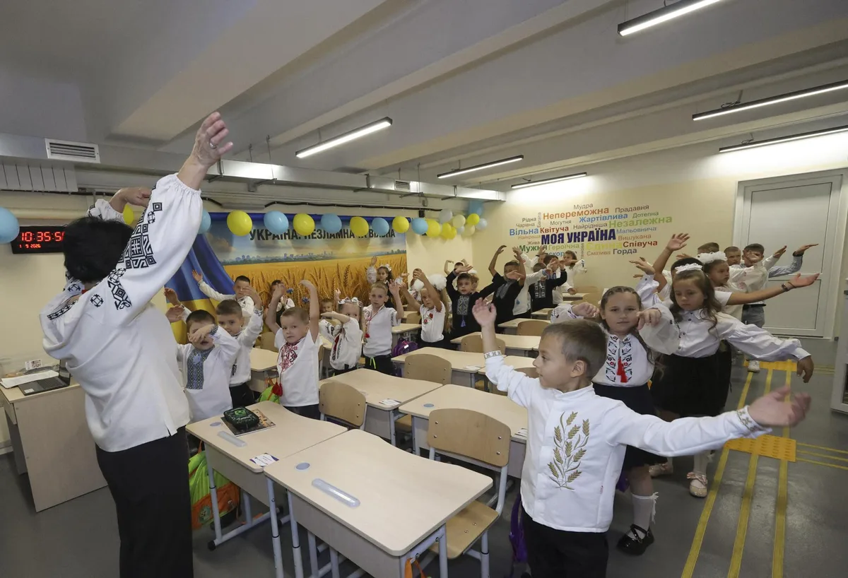 Más de dos millones de niños ucranianos regresan a clase entre ataques rusos