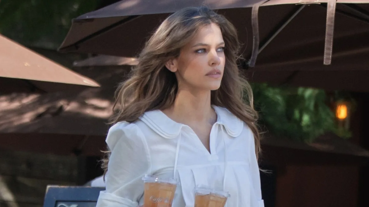 Barbara Palvin vuelve a desfilar para Victoria's Secret tras dar a luz y calienta motores con un look de minivestido blanco y botas altas