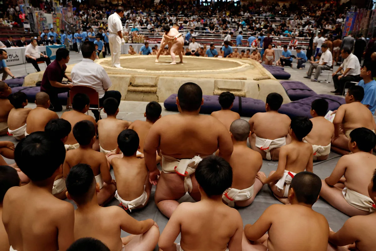 Sumô adota medidas para enfrentar o calor intenso do verão japonês