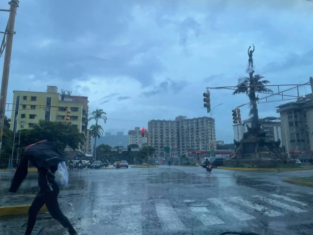 EN VIDEOS | Lluvias inundaron vías de Caracas tras el paso de la onda tropical 55