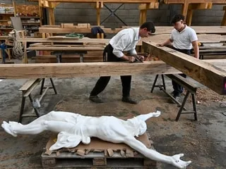 « C’est une fierté pour tous nos bénévoles » : ils fabriquent la croix pour la veillée des jeunes avec le pape Léon XIV