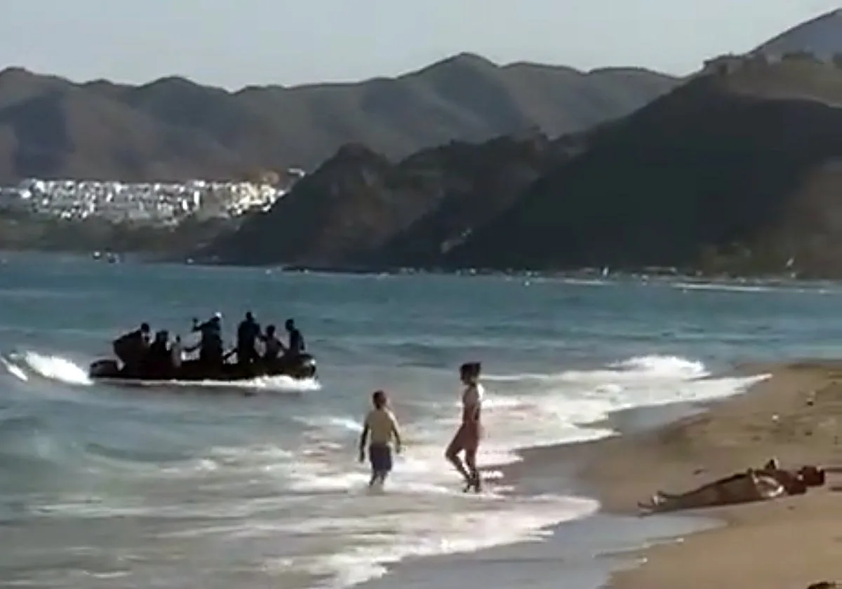 A prisión el patrón de una patera que trajo a Almería a nueve migrantes a 3.500 euros por persona