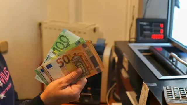 Redução de IRS traz poupança anual de 307 euros para quem ganha 970 euros