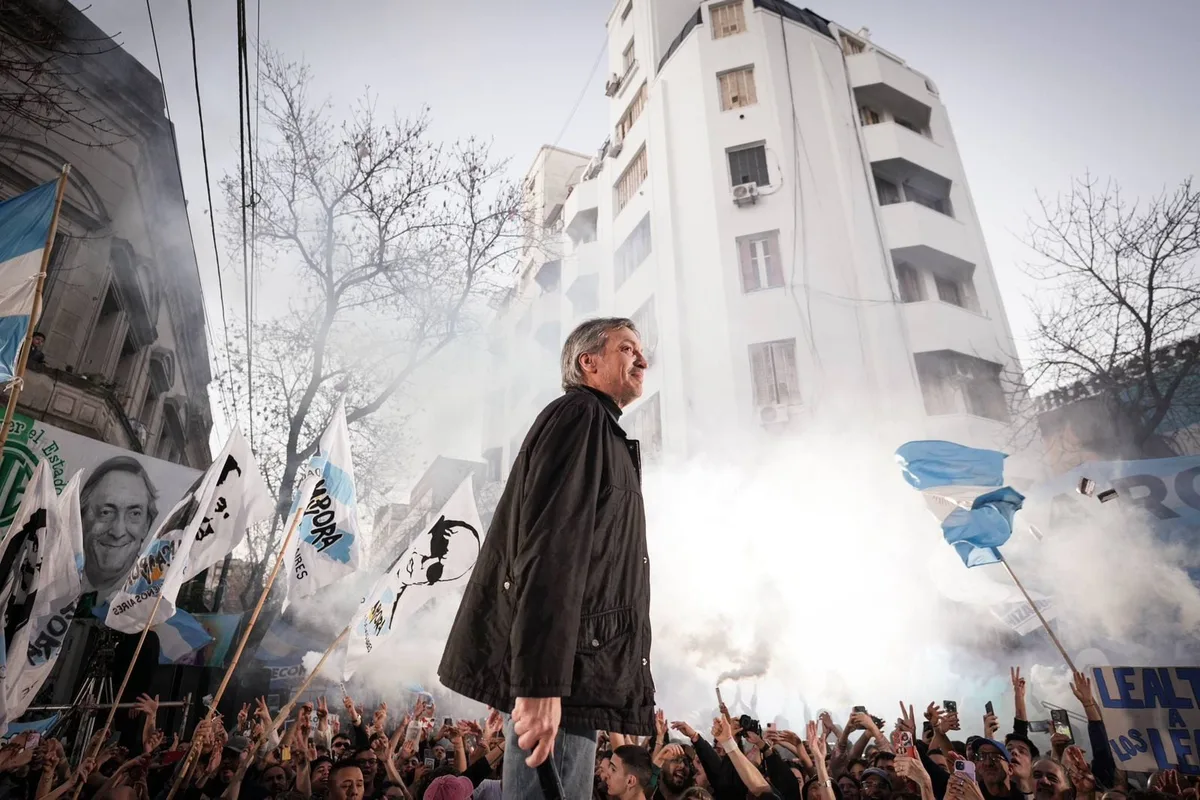 Qué dice la canción que Máximo Kirchner “agitó” en el acto frente al balcón de Cristina Kirchner
