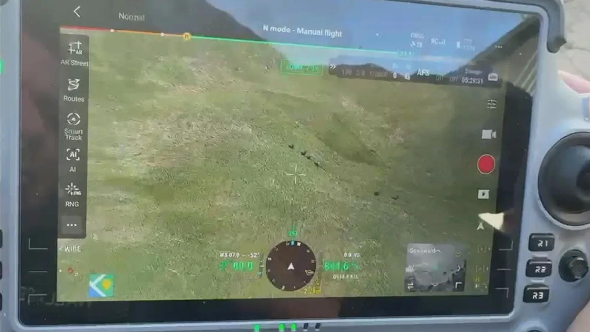 Imagens de drone da PM mostram criminosos fugindo por área de mata em Senador Camará